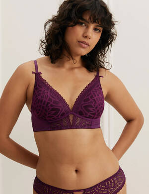 marksandspencer AW22 BOUTIQUE T817759L vyztuzena dekoltova podprsenka s krajkou bez kostic 599Kc-modelka.jpg